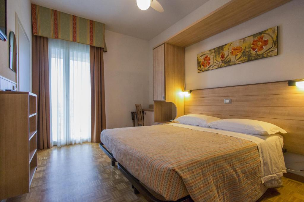 切塞纳蒂科多纳特罗酒店的一间卧室,卧室内配有一张大床