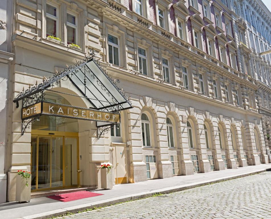 维也纳凯瑟霍夫温酒店的建筑的侧面有标志