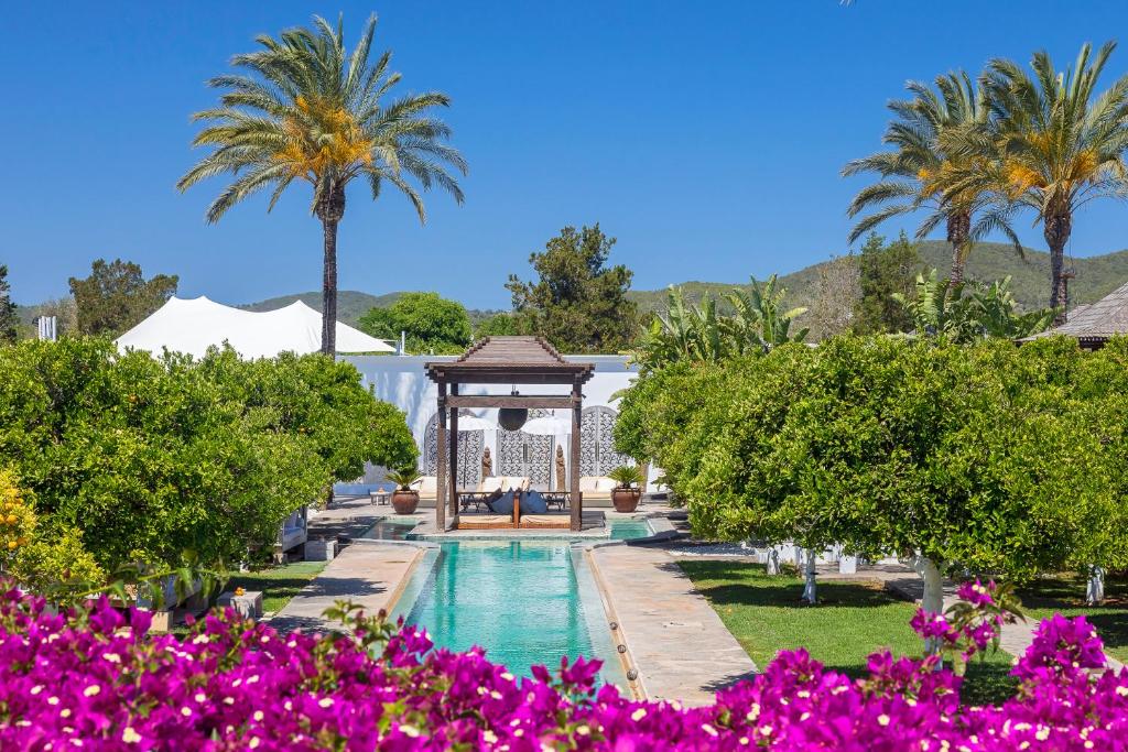 圣埃乌拉利亚阿萨罗农场酒店的一个带游泳池和凉亭的花园