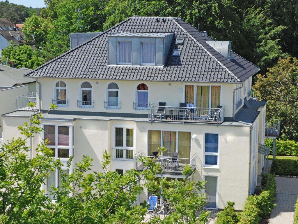 奥斯赛拜-塞林Haus Möwe - Apt. 06的白色房子,有灰色的屋顶