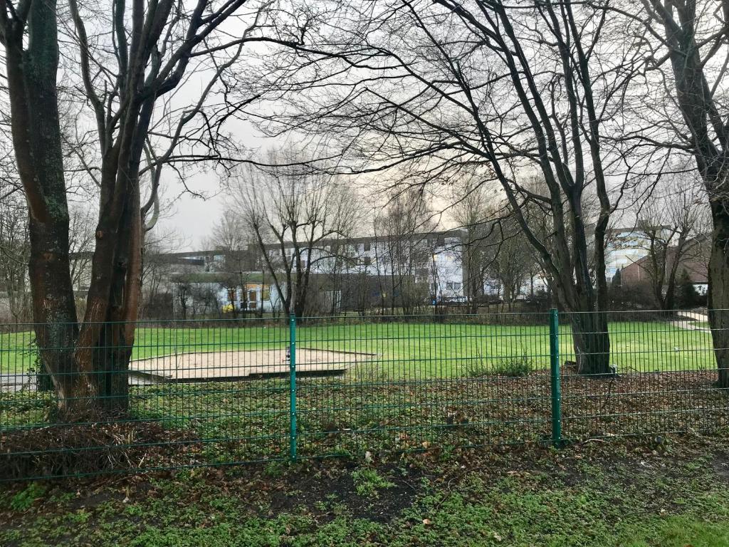 多尔马根Messewohnung Dormagen的树木繁茂的公园里连结的围栏