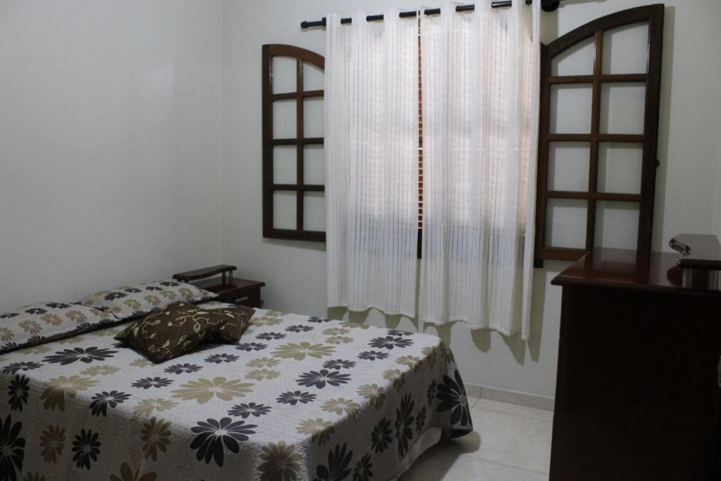 阿拉亚尔-杜卡布阿拉亚尔多卡博阁楼公寓的一间卧室设有一张床和一个窗口