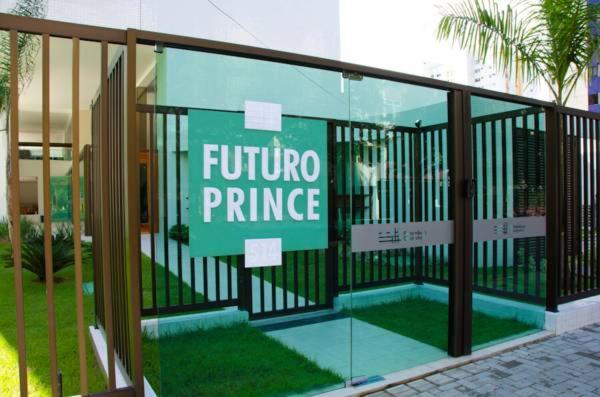 累西腓Flat Futuro Prince Premium的 ⁇ 上标有标志的商店前