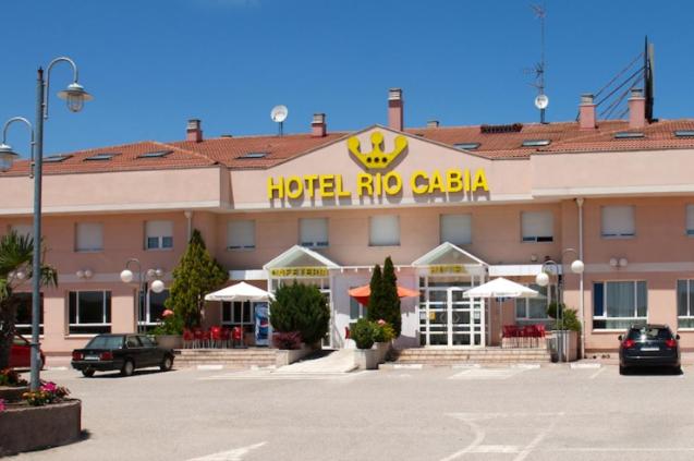 Cabia卡维亚里奥酒店的一间大酒店,前面有标志