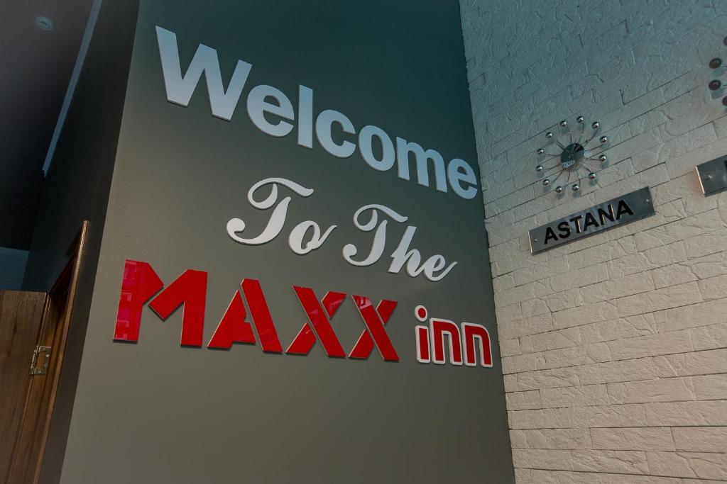 阿斯塔纳MAXX inn的墙上的格言的欢迎