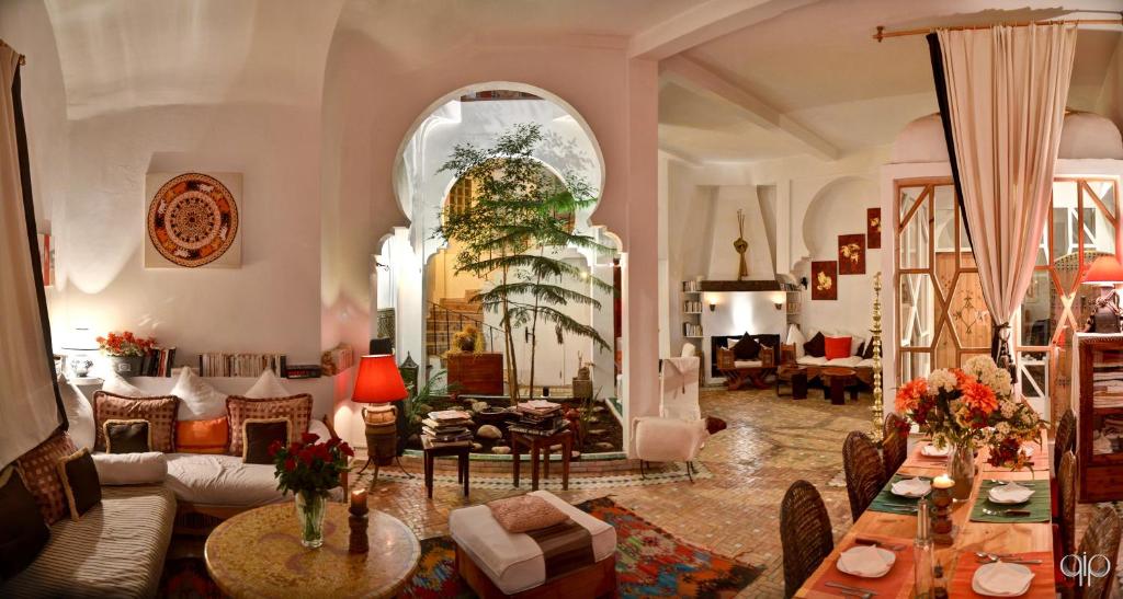 索维拉Dar Liouba Hotel的客厅配有沙发和桌子