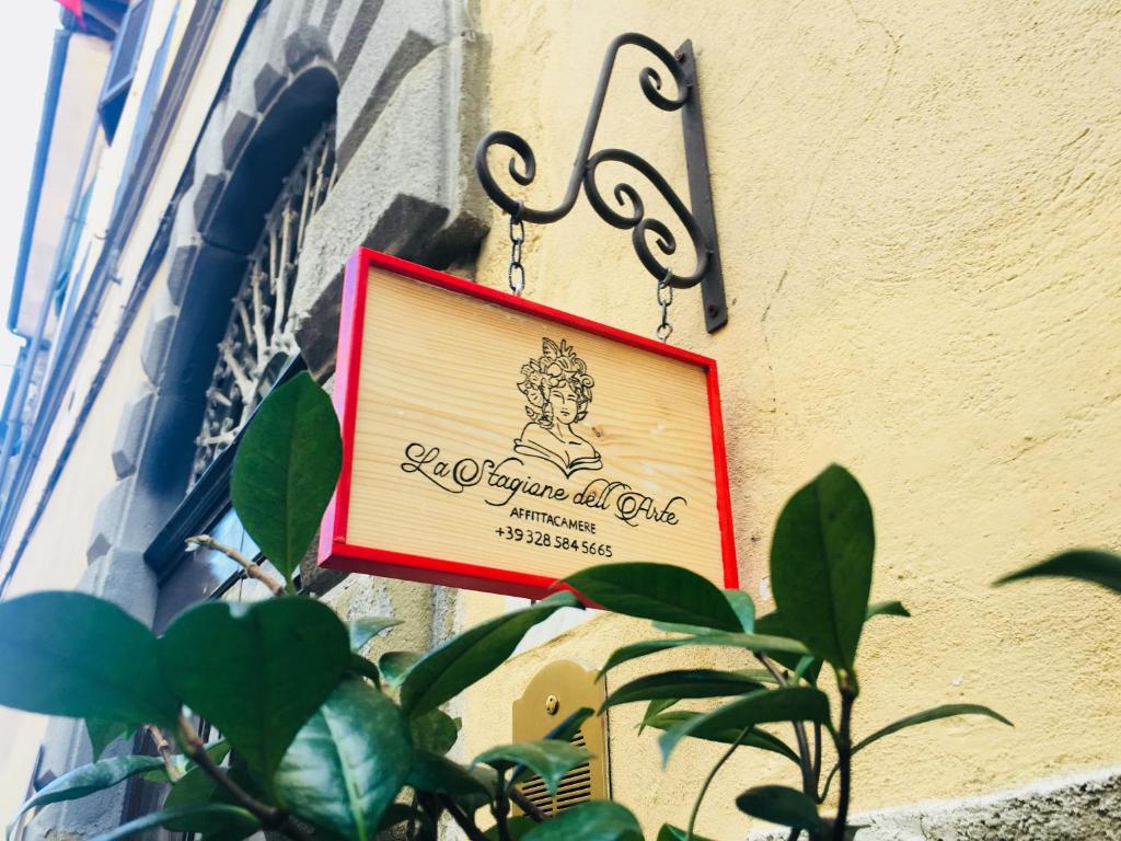 卡麦奥雷La Stagione dell'Arte的植物建筑的一侧的标志