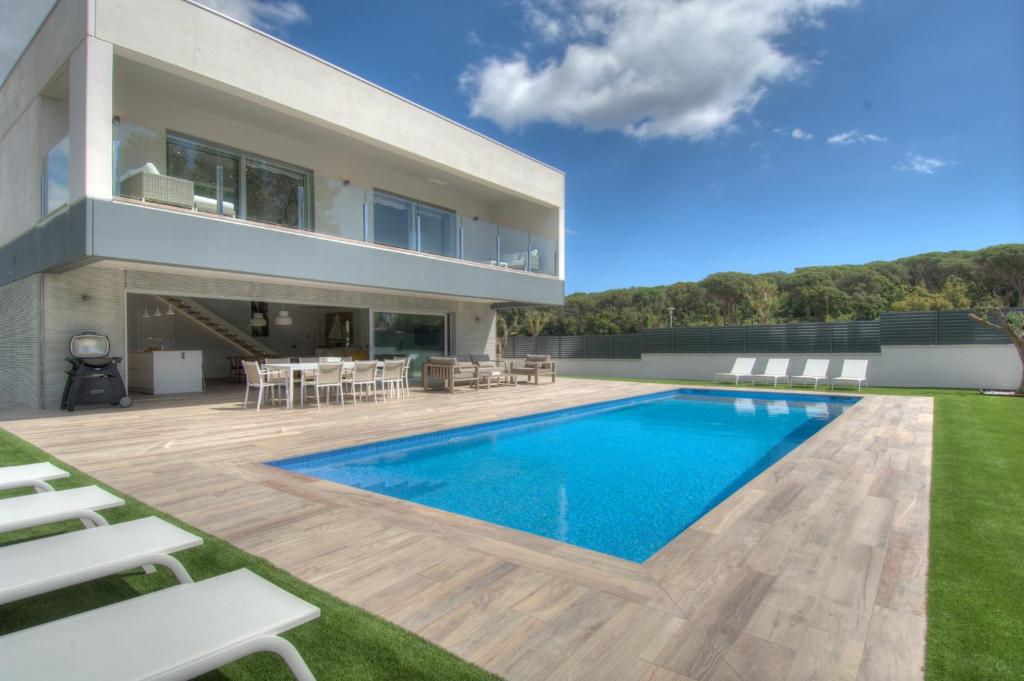 卡莱利亚德帕拉弗鲁赫尔Modern Villa Olivera with Private Pool的一座带游泳池和房子的别墅