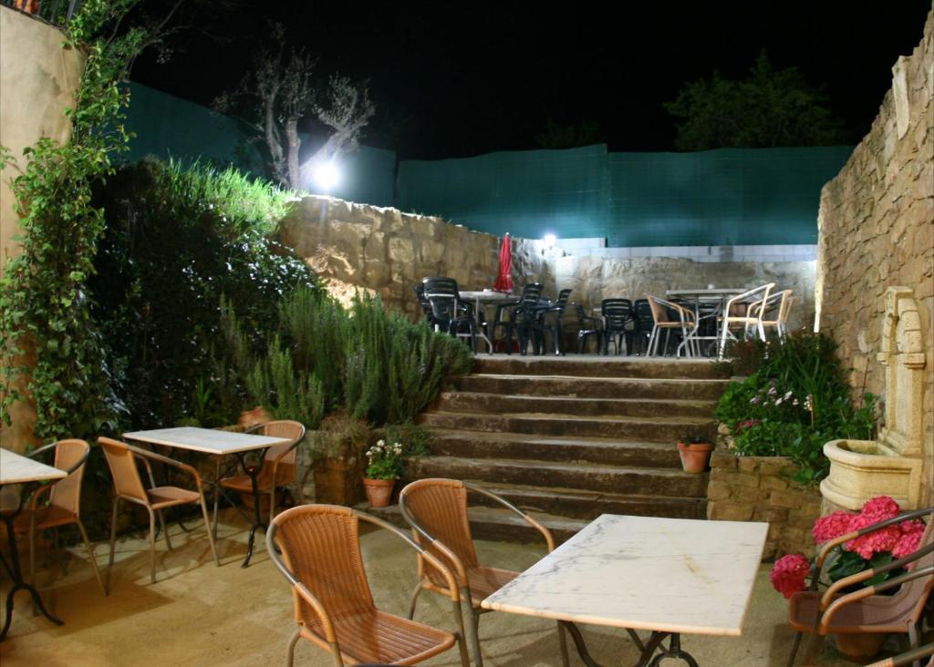 Buera拉芬特旅馆的庭院配有桌椅,晚上设有楼梯