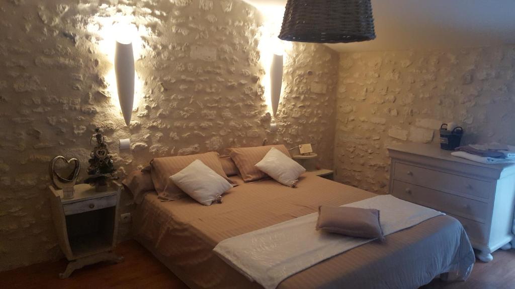 VénérandClos des Morillons的一间卧室配有带2个枕头和梳妆台的床