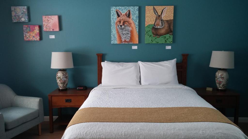 本宁顿Harwood Hill Motel的一间卧室设有一张床和蓝色的墙壁