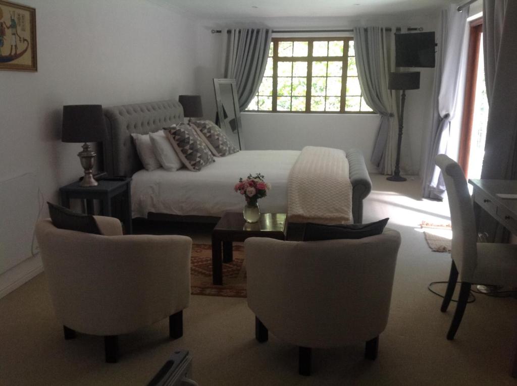 弗朗斯胡克Willow Brooke Guest Suite的卧室配有一张床和一张桌子及椅子
