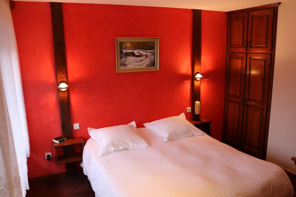 吉奥弗特尔奥维墨林酒店的卧室设有红色墙壁和白色的床