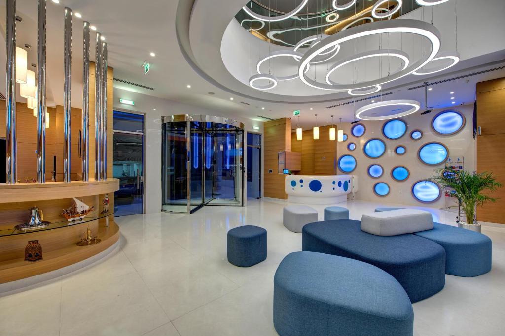 迪拜杜拜阿尔库利因布尔酒店的大堂设有蓝色的家具和天花板