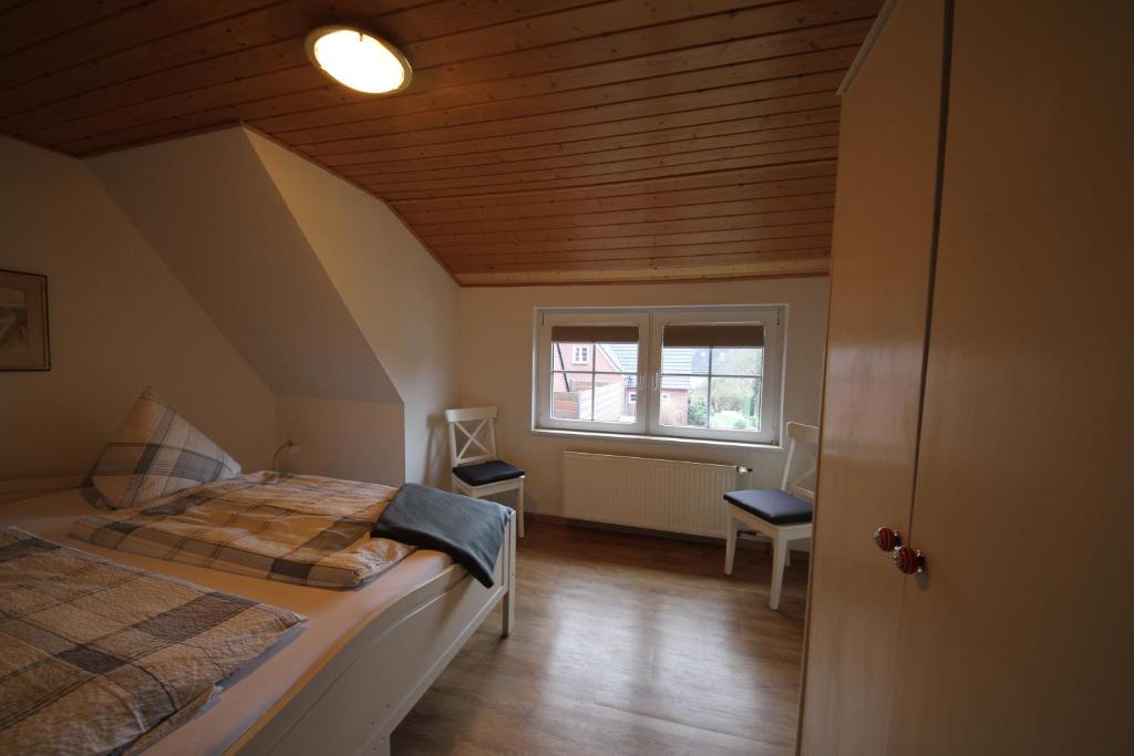 诺尔多夫斯特摩维旅馆的一间小卧室,配有床和窗户