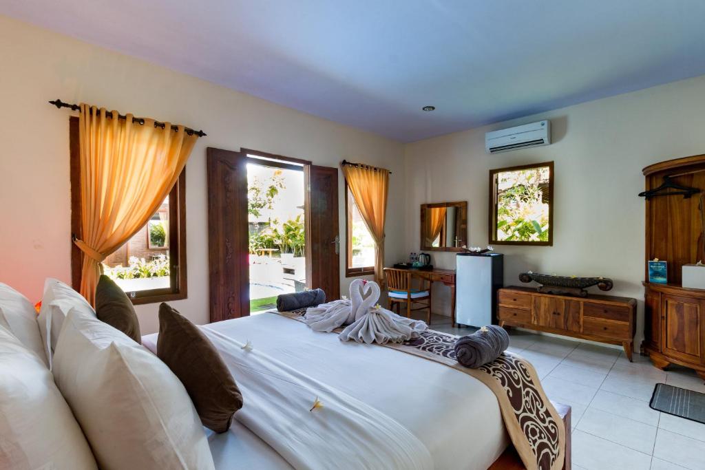 普卢坎Arton Resort & Beach Club的一间大卧室,配有一张白色的大床和窗户