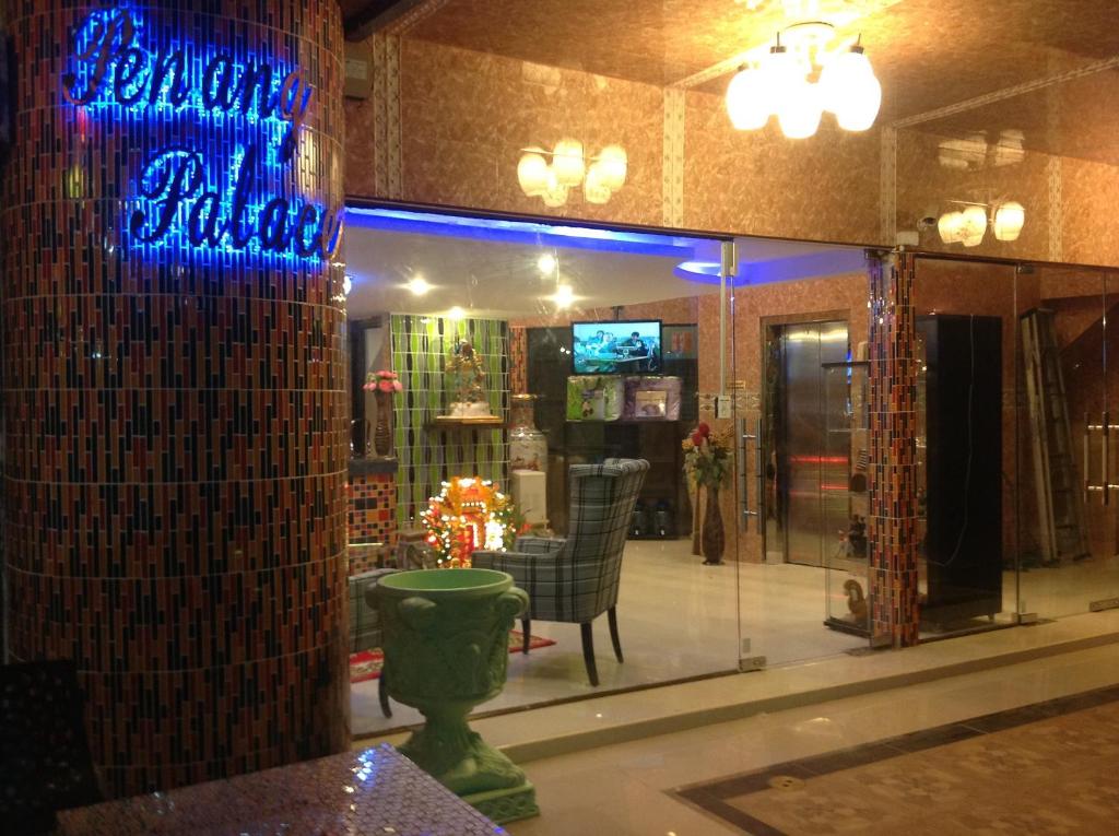 曼谷槟城皇宫酒店的一间房间,墙上有蓝色的灯