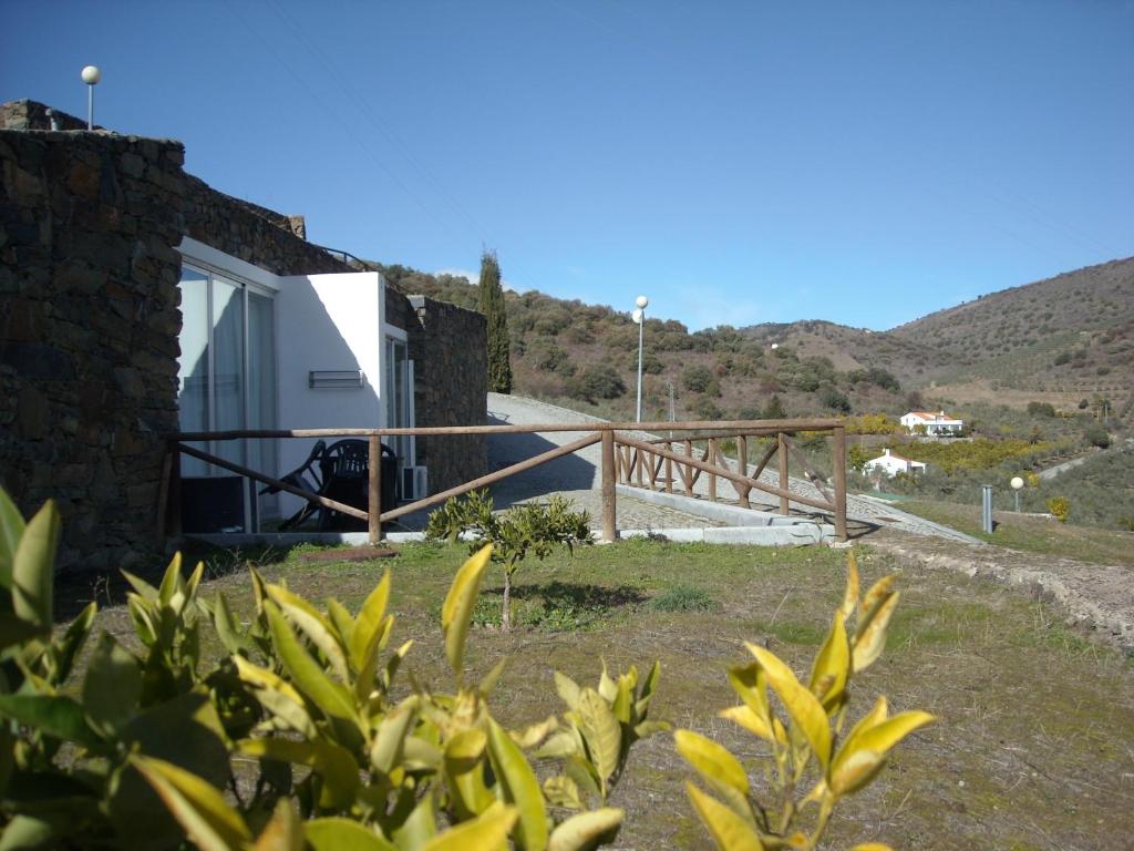 弗雷舒德埃什帕达阿辛塔Moradias do Douro Internacional的旁边是一座带木制走道的小房子