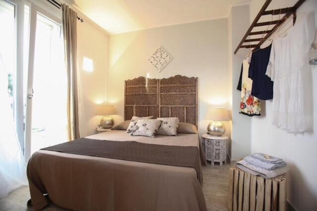 Torre San GennaroDimore di Mare的一间卧室设有一张大床和一个窗户。