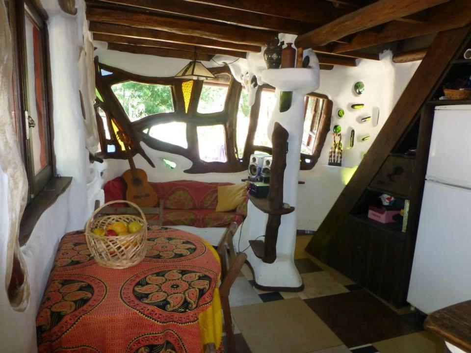 萨利纳斯Casita de Duendes的小房间设有桌子和厨房