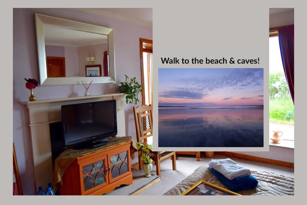 Aird TongRoom by the Beach的一间带电视和镜子的客厅
