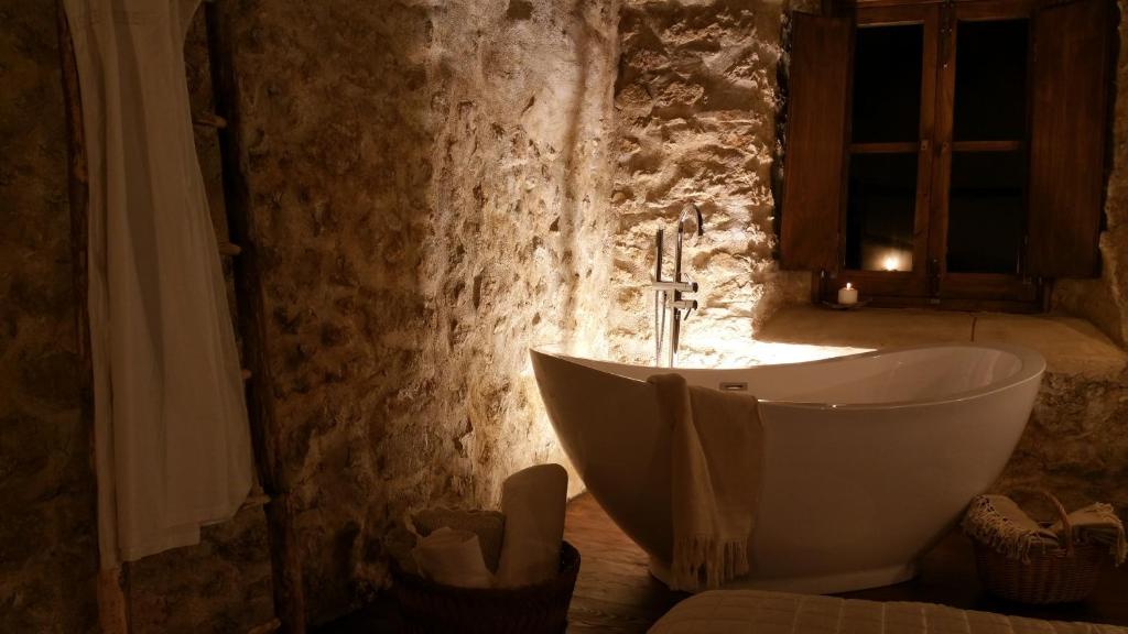 波波利Charme in Perillis的带浴缸的浴室和窗户