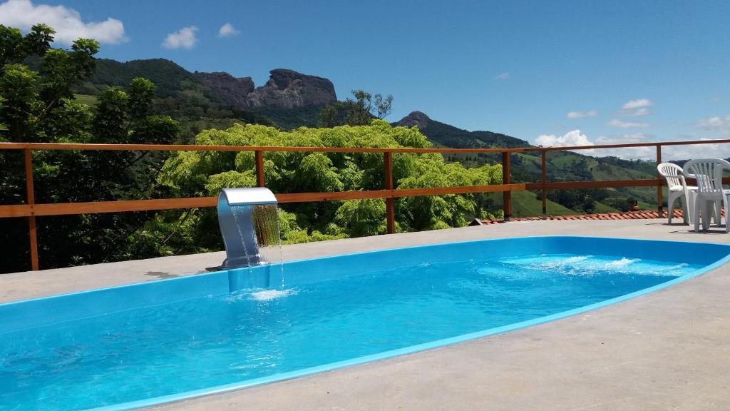 圣本图-杜萨普卡伊chales azaleia todos的阳台的游泳池,带喷泉