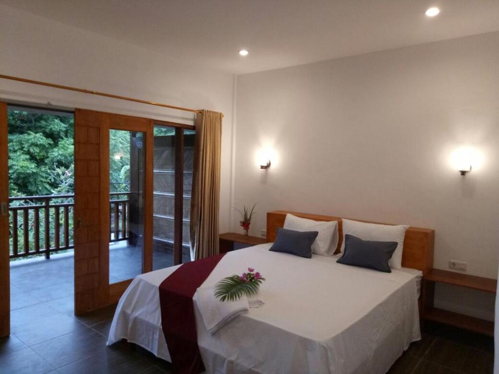 吉利特拉旺安帝力吉利旅馆的一间卧室设有一张床和一个阳台