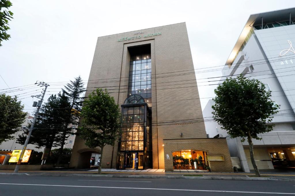 札幌阿奈克斯酒店的街道上设有大窗户的建筑