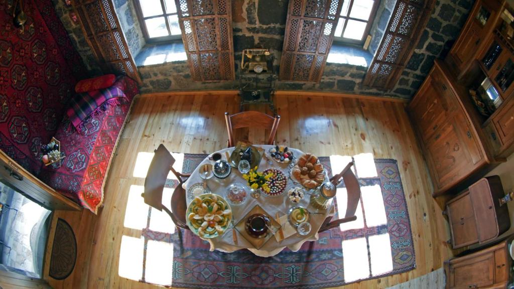 久姆里Hye Aspet Հայ Ասպետ的餐桌的顶部景色