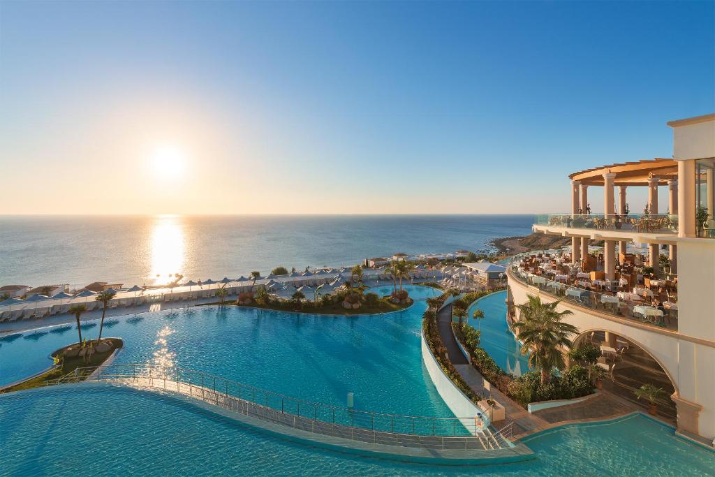 拉卡尼亚泰拉索温泉度假&中庭名誉别墅酒店的享有带游泳池和海洋的度假村的空中景致