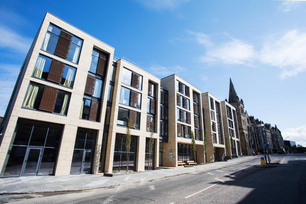 爱丁堡Unite Students - Salisbury Court的街道边的大建筑