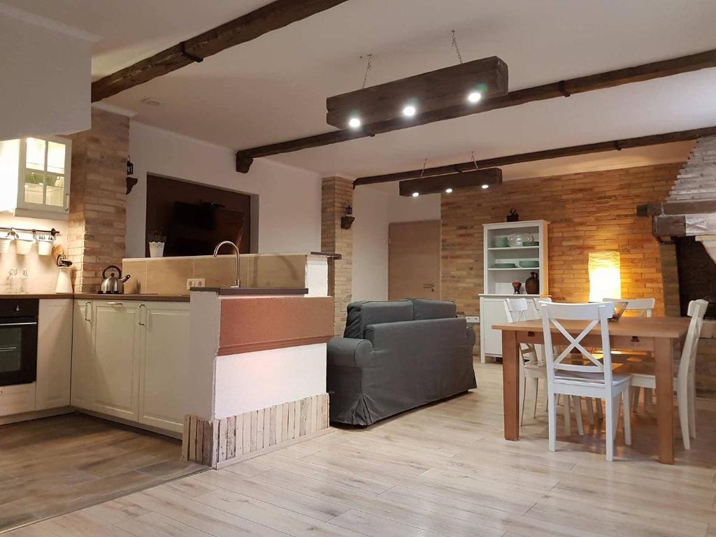 科米扎Nautica Apartments的厨房、带桌子的客厅和用餐室