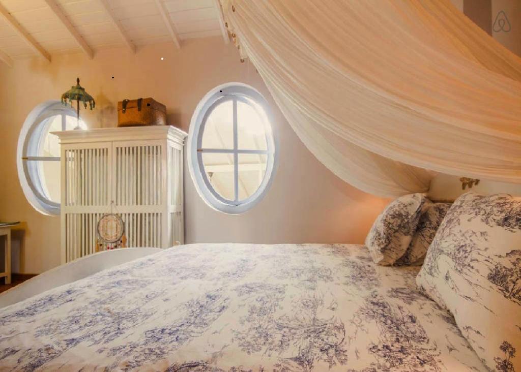高尔杰迪杜夫特加勒旅馆的一间卧室设有一张大床和两个窗户