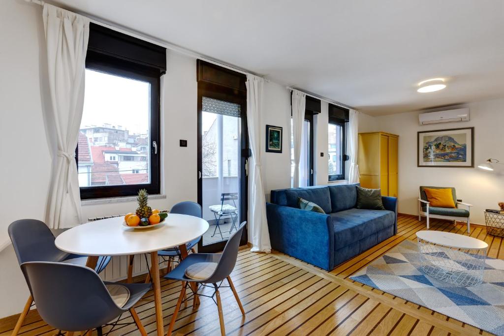 萨格勒布Apartments Viola的客厅配有桌椅和沙发