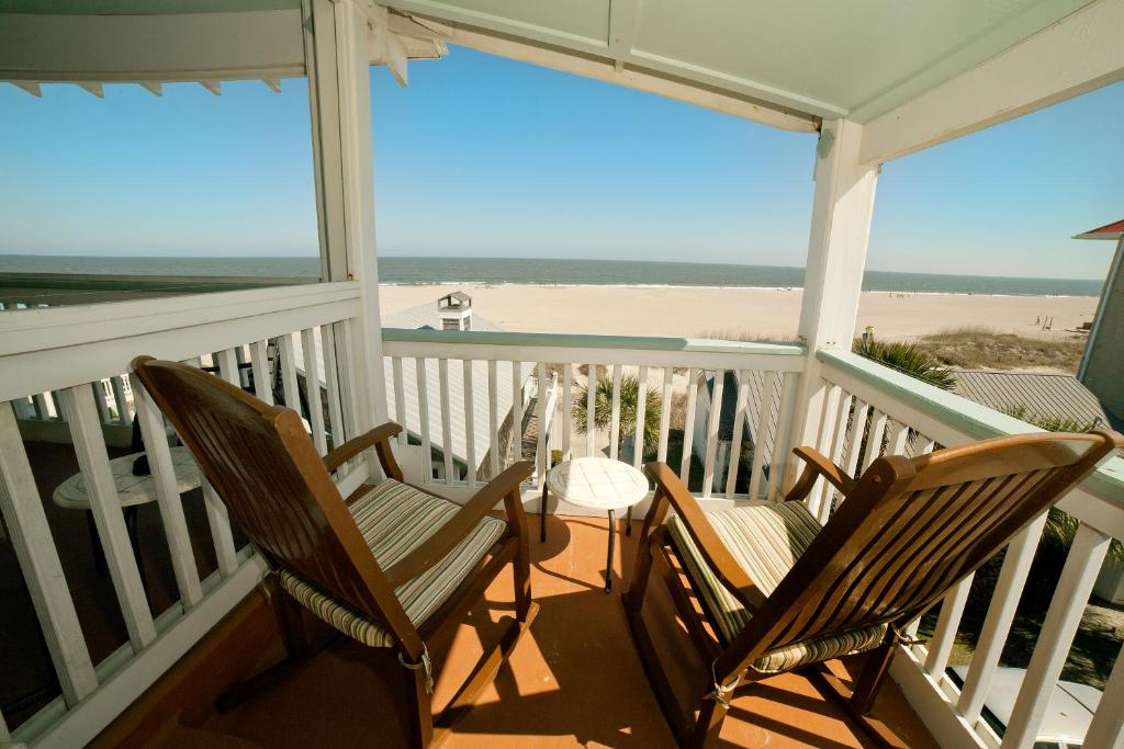 泰比岛DeSoto Beach Terraces的海滩景门廊上的两把椅子