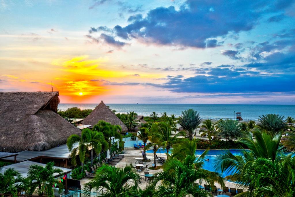 卡塔赫纳Estelar Playa Manzanillo - All inclusive的享有带游泳池和海洋的度假胜地的景致