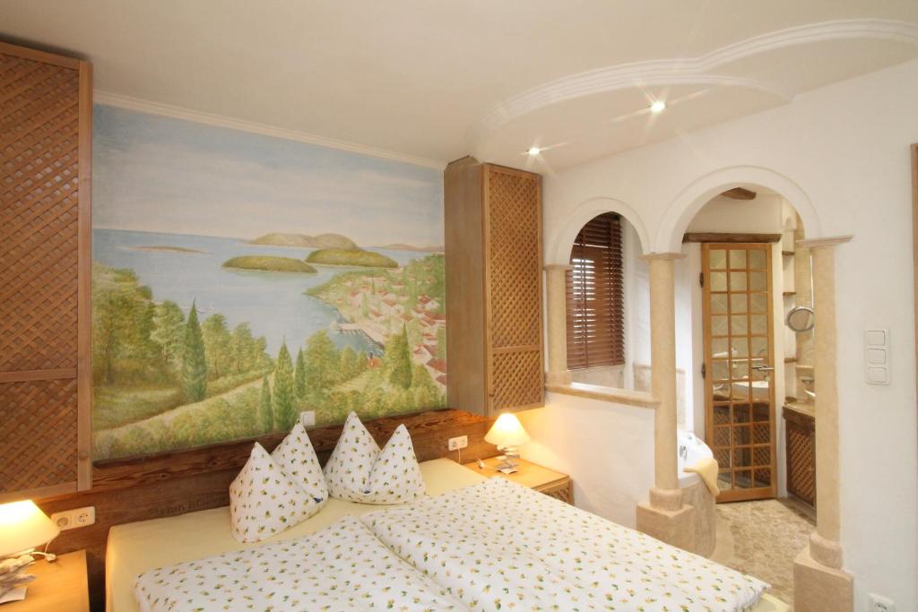 格赖瑙Haus Sonnenschein的卧室配有一张床,墙上挂有绘画作品