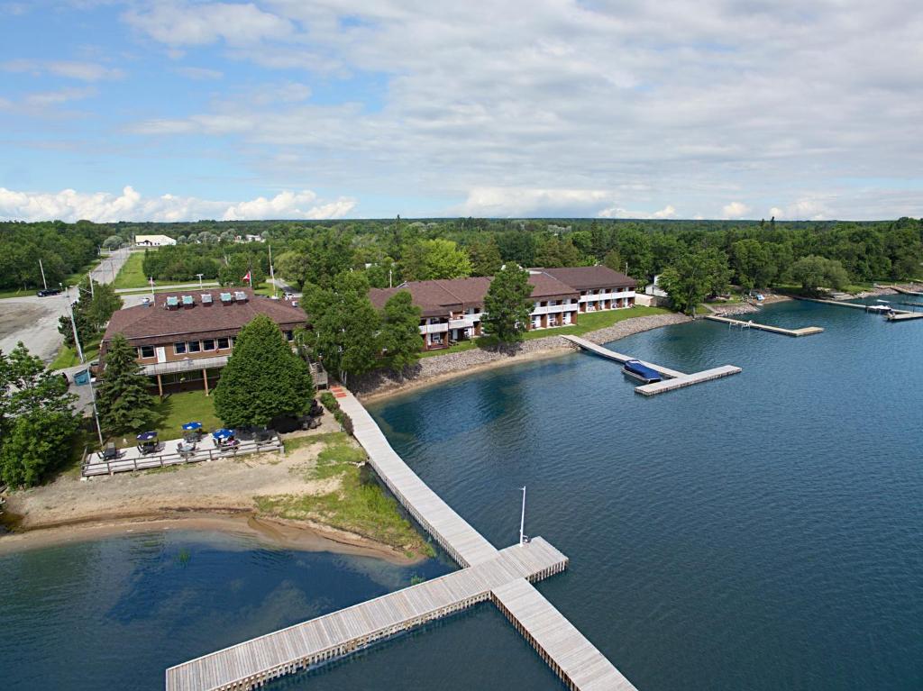 弗朗西斯堡约会酒店的水体中小岛屿的空中景观
