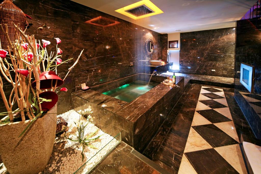 Dali風緻主題精品旅館的一间带按摩浴缸的浴室,浴缸内种植了植物