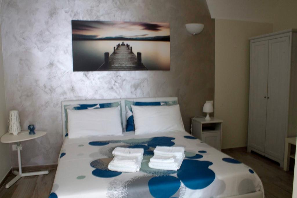 滨海波利尼亚诺Welcome Dimora的卧室配有蓝色和白色的床,提供毛巾