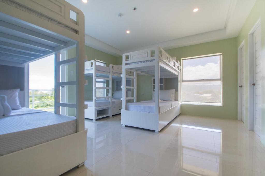 长滩岛肖尔泰姆多米特尔旅舍的一间卧室设有双层床和大窗户