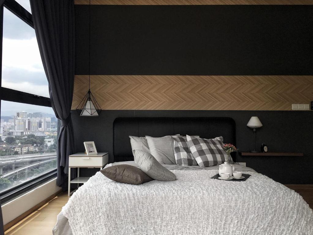 新山品尼高塔感觉套房的一间卧室设有一张大床和大窗户