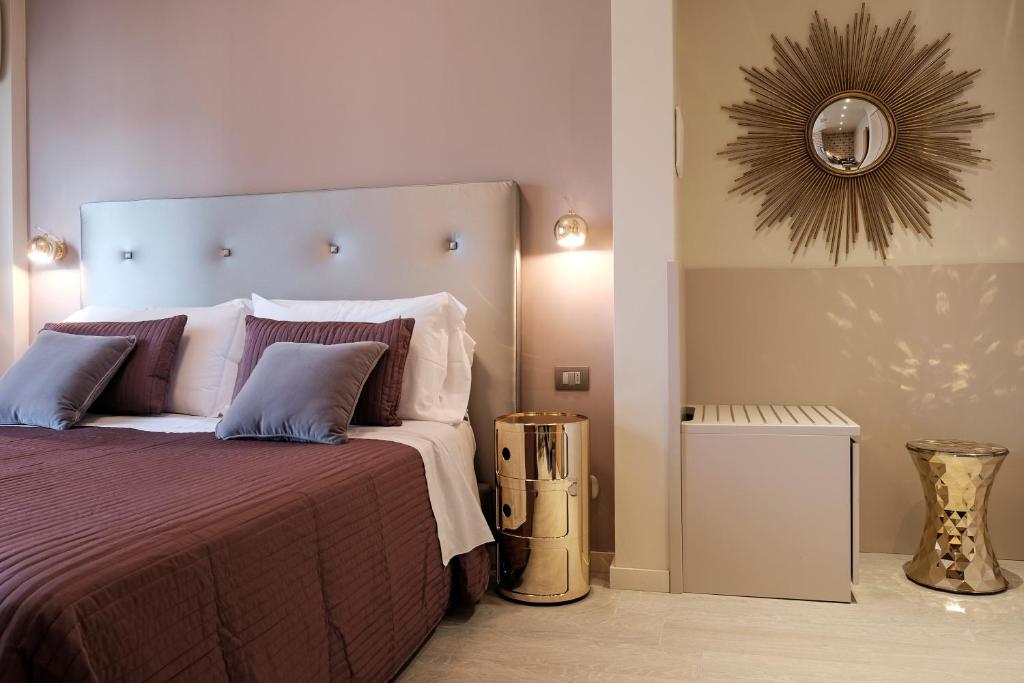 阿拉西奥科索阿拉希酒店的一间卧室配有一张大床和镜子