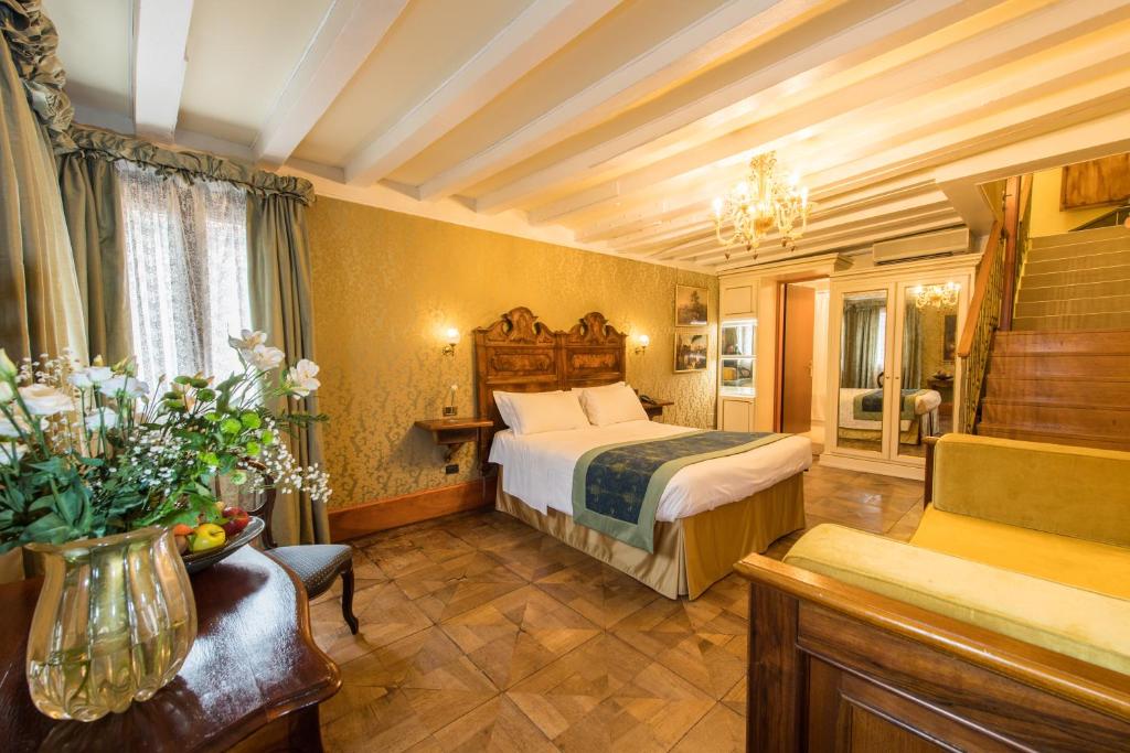 威尼斯尼科洛浦瑞里酒店的酒店客房配有一张床铺和一张桌子。