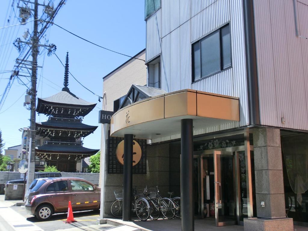 高山哈娜酒店的街道一侧带阳台的建筑
