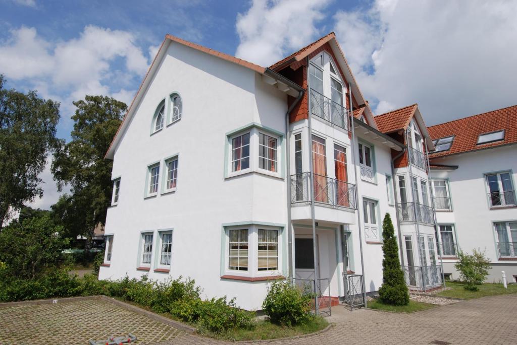 奥斯赛拜-塞林Haus Granitzblick - Apt. 18的白色房子,有红色屋顶