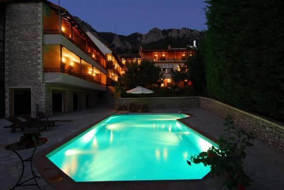 埃拉蒂特里卡隆Hotel Papanastasiou的一座建筑物中央的游泳池