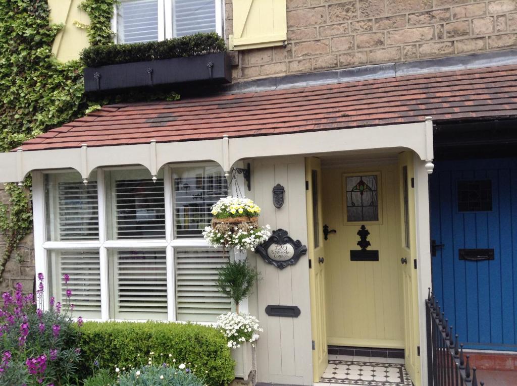 纳尔斯伯勒Waterside Cottage Bed and Breakfast的一座带蓝色门的房子的前门