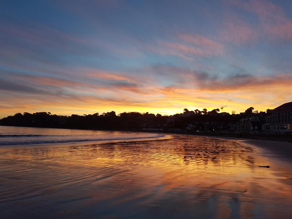 佩罗斯-吉雷克Chez Tifenn的日落时分海滩和天空美景